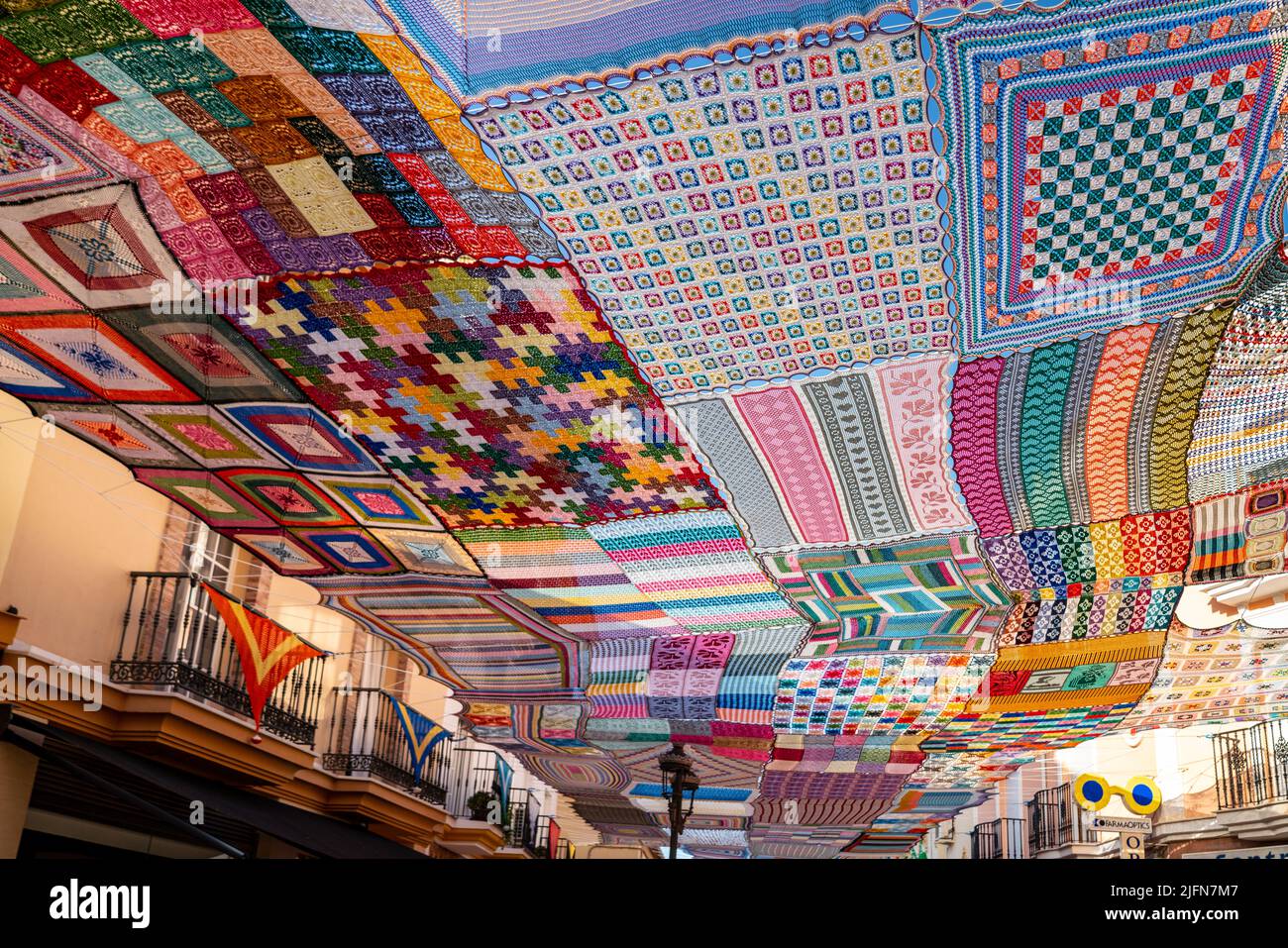 Alhaurin de la Torre, Spagna - Luglio 01 2022: Strada famosa Malaga, nel centro della città decorata con tende colorate. Questa città europea i Foto Stock