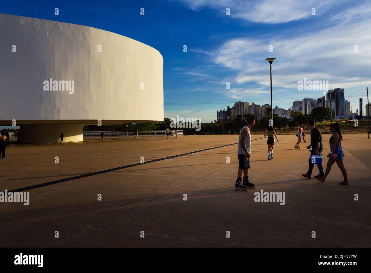 Goiania, Goiás, Brasile – 03 luglio 2022: Dettaglio del Centro Culturale Oscar Niemeyer nel tardo pomeriggio, a Esplanada JK a Goiânia, Goiás. Foto Stock