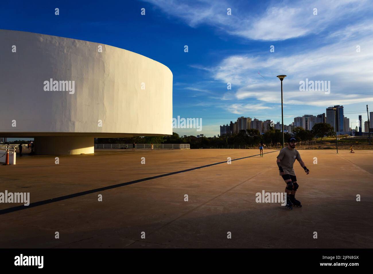 Goiania, Goiás, Brasile – 03 luglio 2022: Dettaglio del Centro Culturale Oscar Niemeyer nel tardo pomeriggio, a Esplanada JK a Goiânia, Goiás. Foto Stock