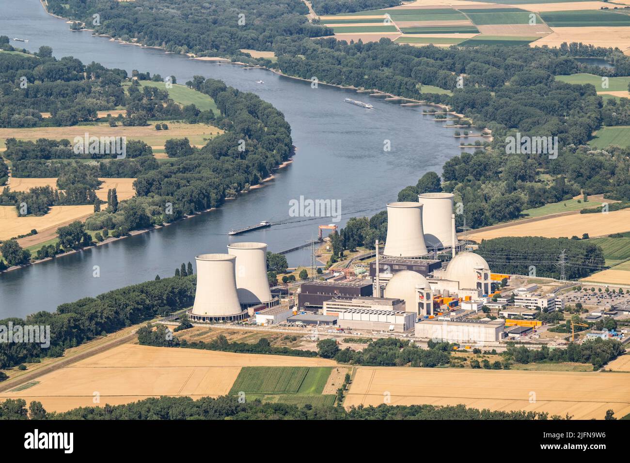 Biblis, Germania. 04th luglio 2022. La centrale nucleare di chiusura Biblis nell'Assia meridionale (vista aerea da un aereo). In considerazione della mancanza di approvvigionamento di gas dalla Russia, si discute anche della rimessa in funzione delle centrali nucleari dismesse. Credit: Boris Roessler/dpa/Alamy Live News Foto Stock