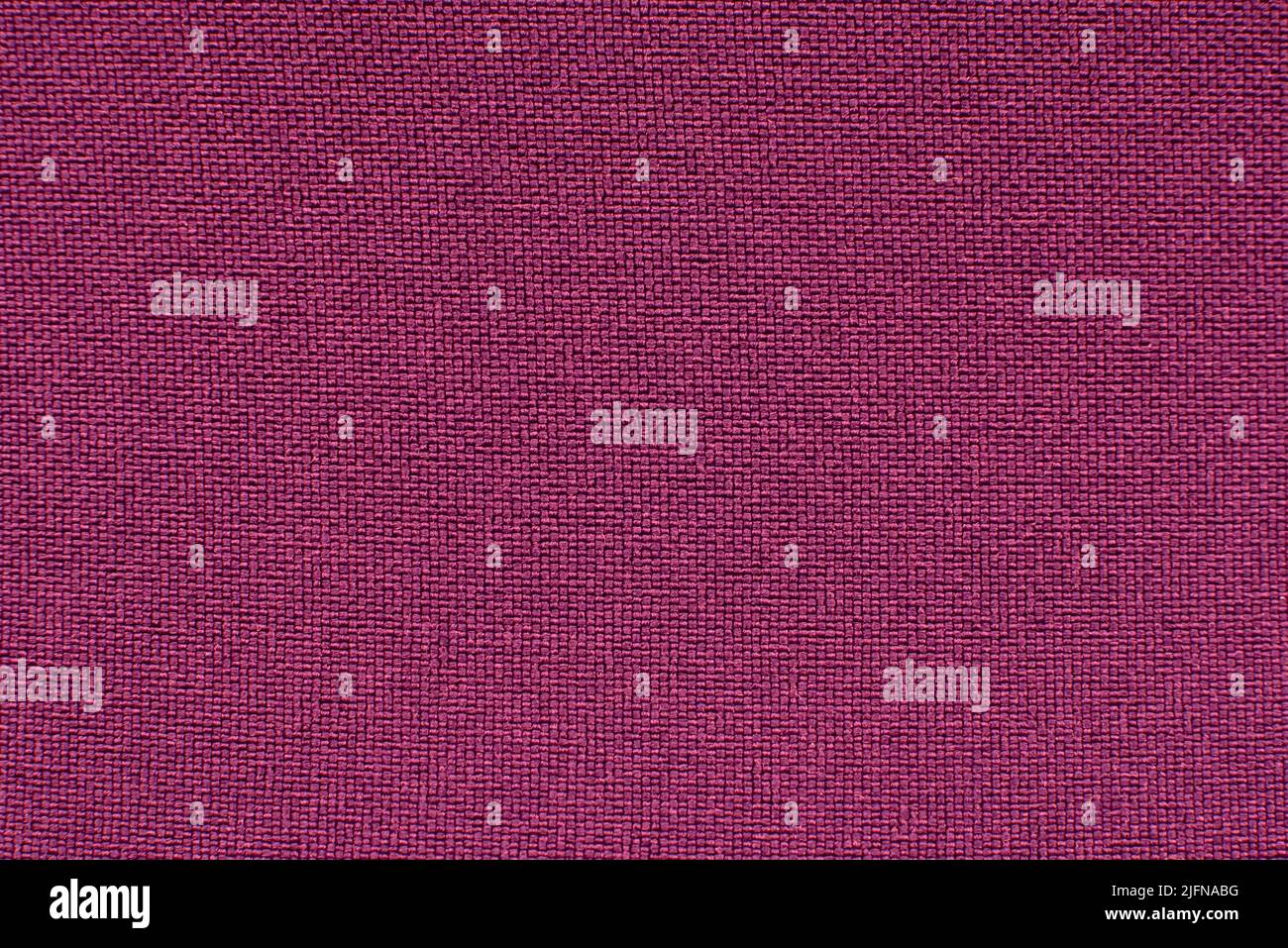 La tessitura del tessuto è viola, borgogna. Fondo in materiale rosso con piccole linee rette Foto Stock