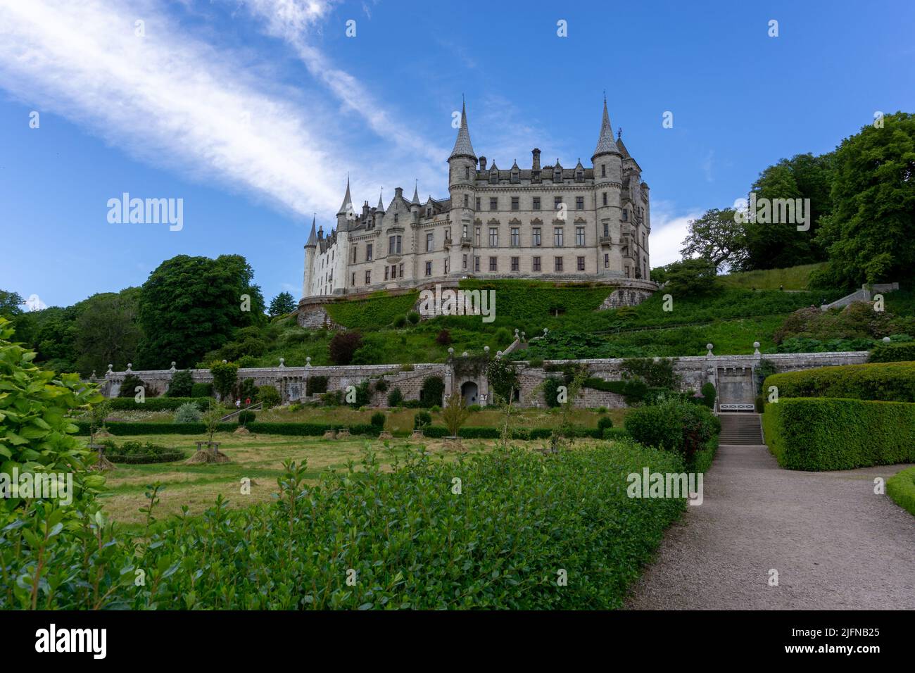 Golspie, Regno Unito - 25 Giugno, 2022: Vista del castello e dei giardini di Dunrobin nelle Highlands scozzesi Foto Stock