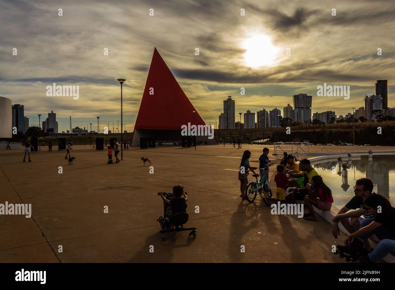 Goiania, Goiás, Brasile – 03 luglio 2022: Dettaglio del Centro Culturale Oscar Niemeyer nel tardo pomeriggio, a Esplanada JK a Goiânia, Goiás. Foto Stock