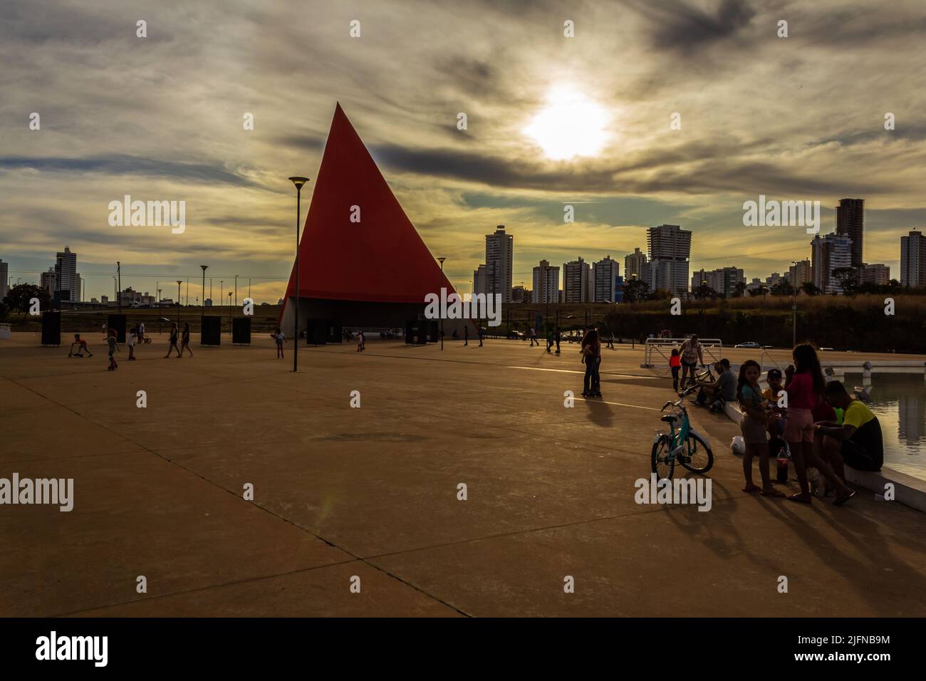 Goiania, Goiás, Brasile – 03 luglio 2022: Dettaglio del Centro Culturale Oscar Niemeyer nel tardo pomeriggio, a Esplanada JK a Goiânia, Goiás. Foto Stock