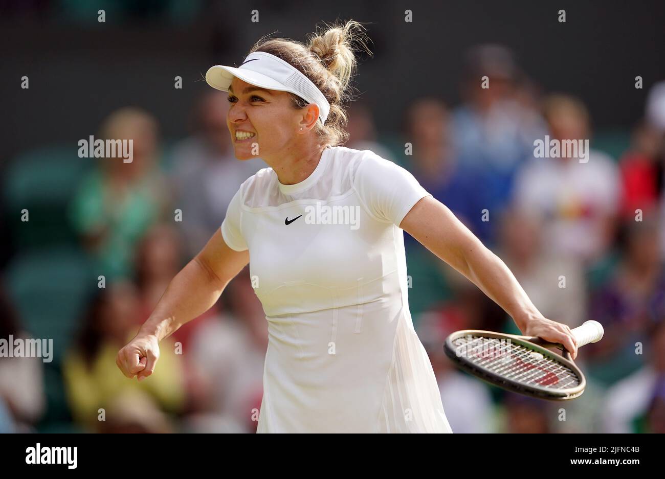 Simona Halep festeggia la vittoria della quarta partita di Singles da donna contro Paula Badosa il giorno otto dei campionati di Wimbledon 2022 all'All England Lawn Tennis and Croquet Club, Wimbledon. Data foto: Lunedì 4 luglio 2022. Foto Stock