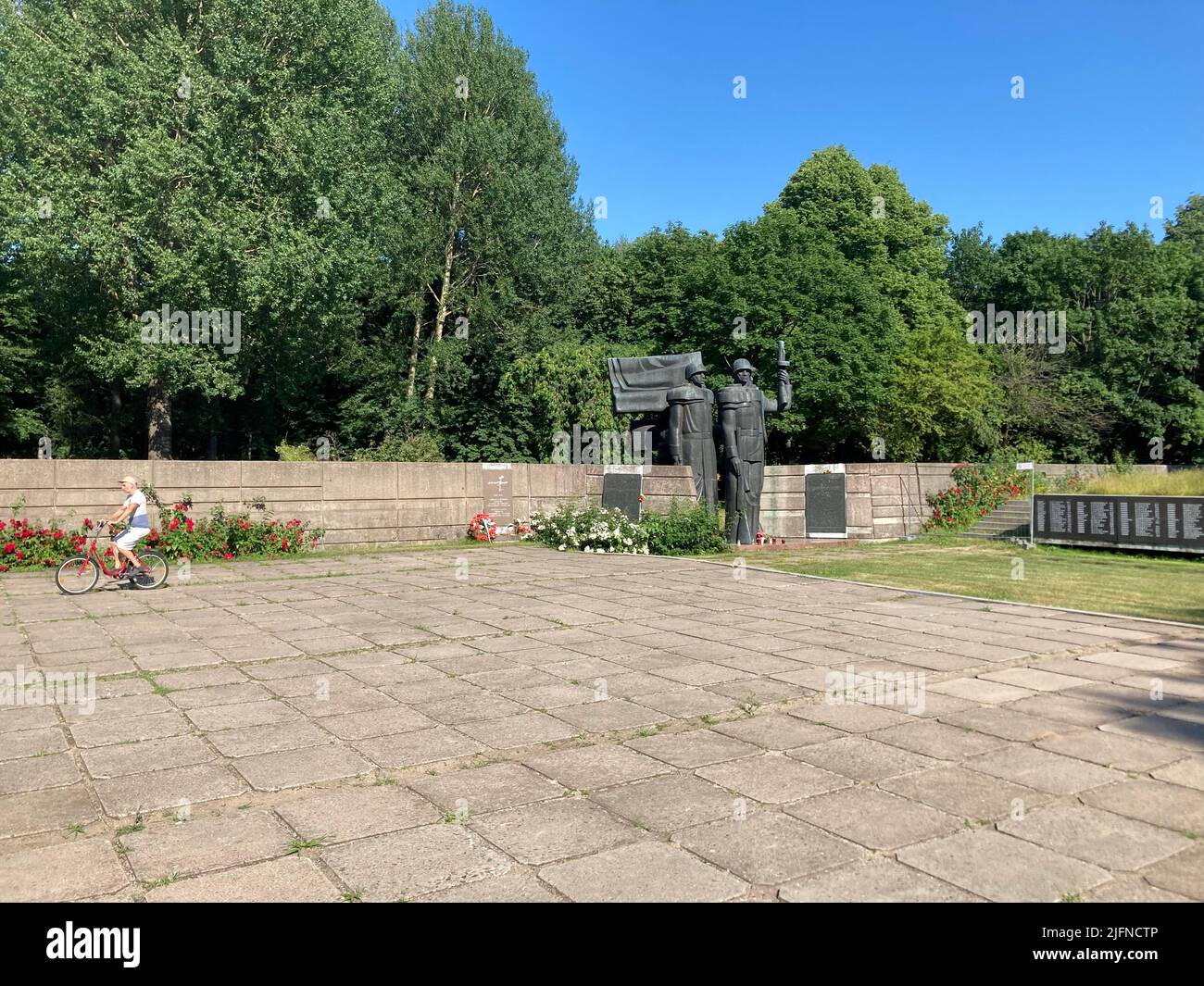 Klaipeda, Lituania. 28th giugno 2022. Un gruppo scultoreo composto da tre soldati di bronzo. Credit: Alexander Welscher/dpa/Alamy Live News Foto Stock