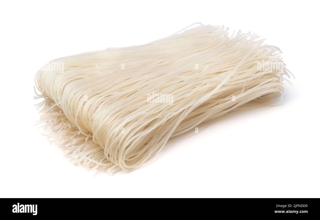 Spaghetti di riso secchi non cotti isolati su bianco Foto Stock