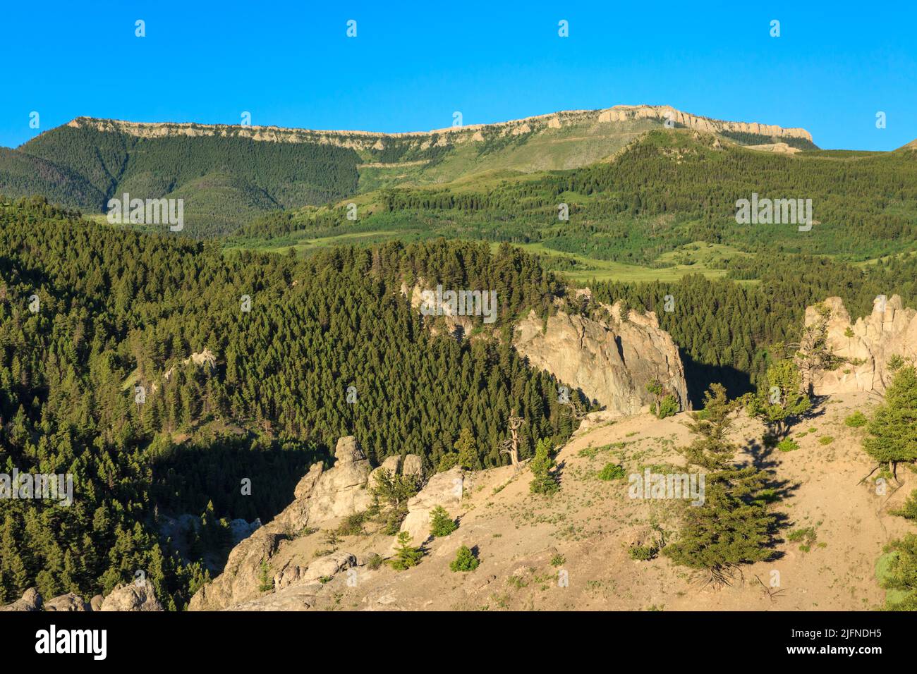 scogliere sotto la montagna tabella in lewis e clark foresta nazionale vicino augusta, montana Foto Stock