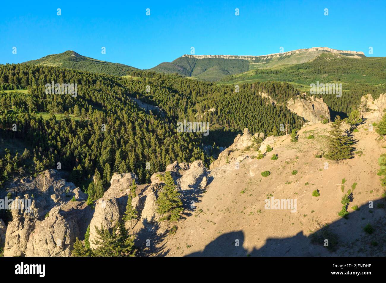 scogliere sotto la montagna tabella in lewis e clark foresta nazionale vicino augusta, montana Foto Stock