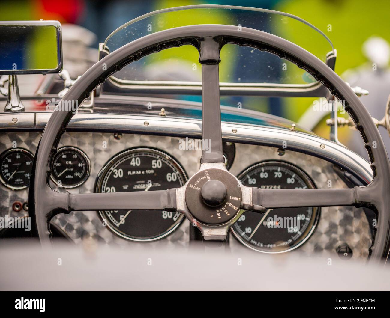 Cruscotto auto sportiva Riley Racing MPH a due posti e volante dal sedile del conducente degli anni '30. Foto Stock