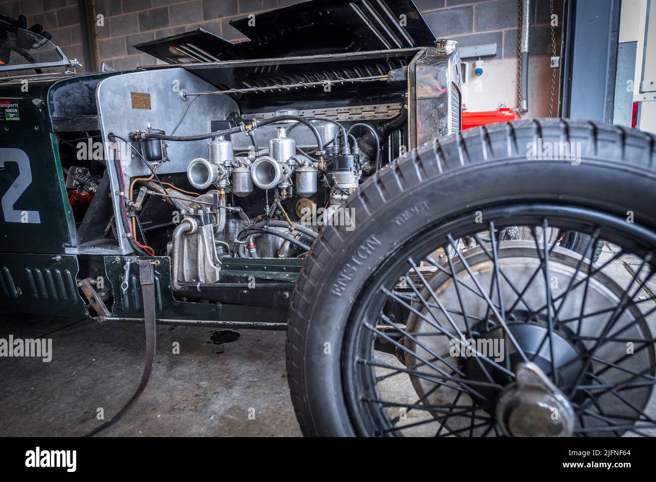 Prima guerra Austin 7 in un garage giorno di gara preperation. Foto Stock