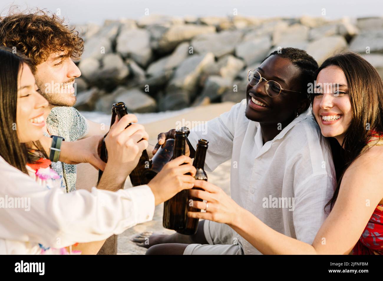 I migliori amici festeggiano insieme durante le vacanze estive Foto Stock