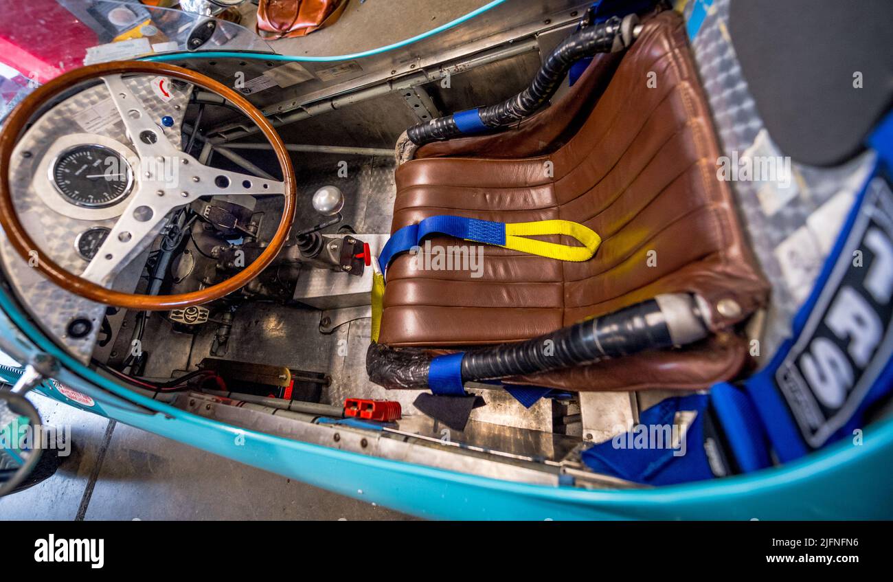 Posto a sedere, volante e sedile in pelle per i conducenti di auto d'epoca. Foto Stock