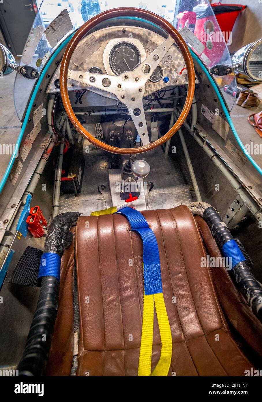 Posto a sedere, volante e sedile in pelle per i conducenti di auto d'epoca. Foto Stock