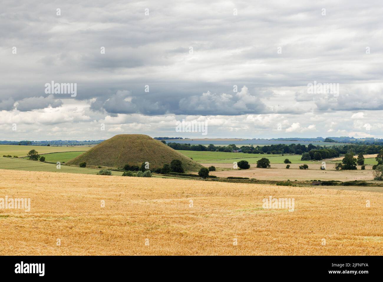 Un'ampia vista di Silbury Hill Avebury dal POV di West Kennett Long Barrow, un antico monumento nel Wiltshire Foto Stock