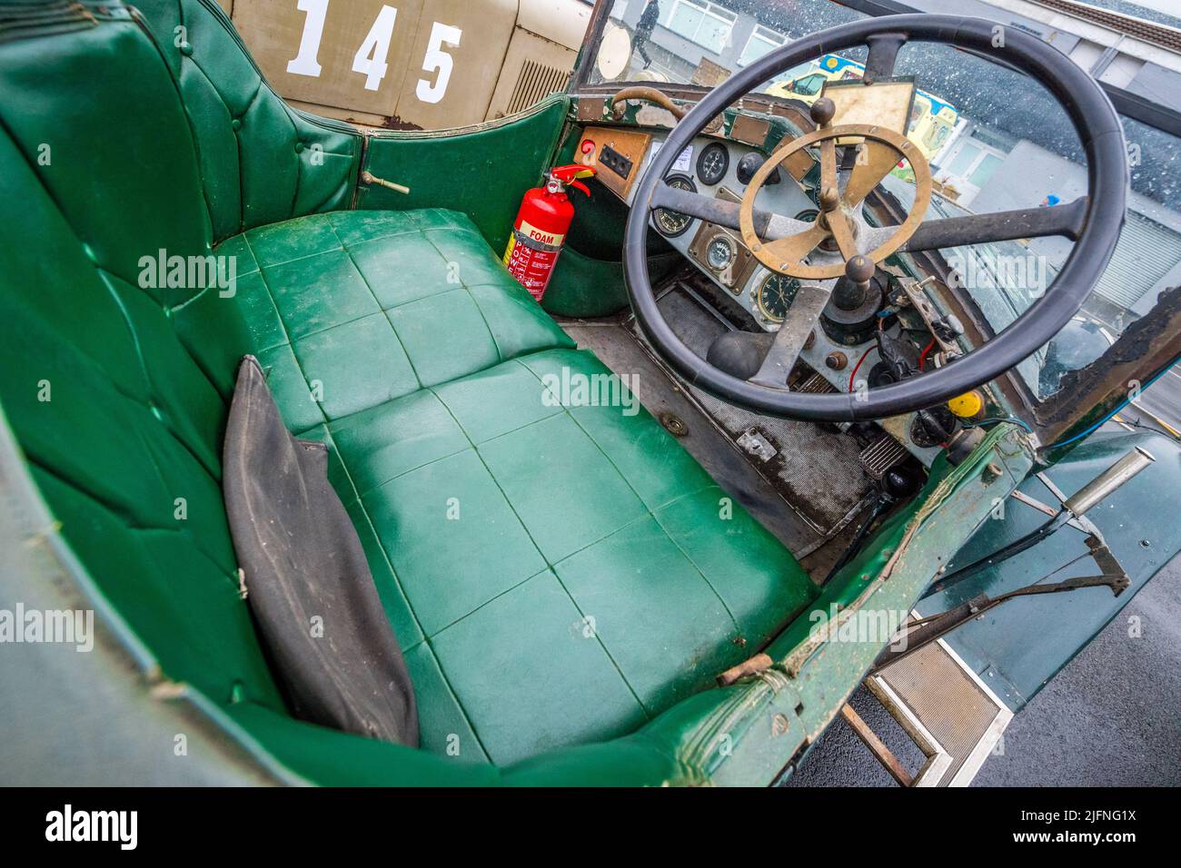 Posto a sedere, volante e sedile dei conducenti di auto d'epoca. Foto Stock
