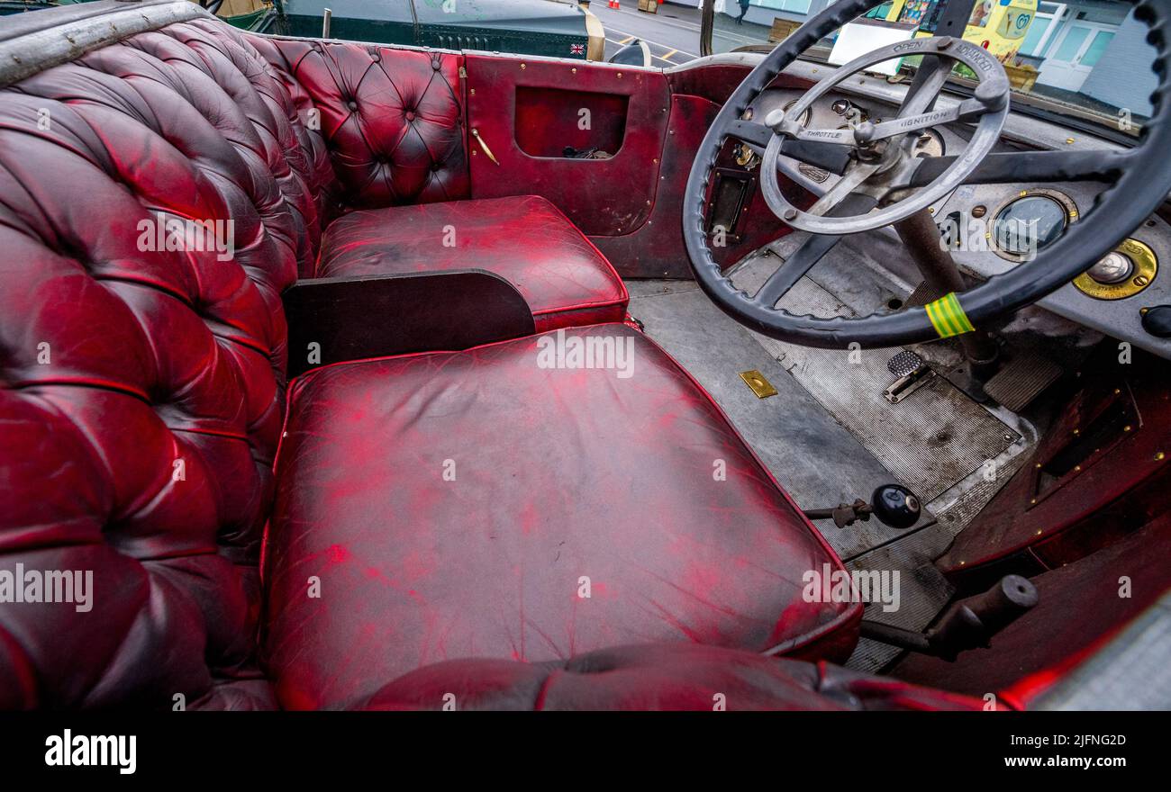 I classici sedili in pelle rosso scuro di un'auto Crossley 19,6 con tetto aperto pre-bellica d'epoca. Foto Stock