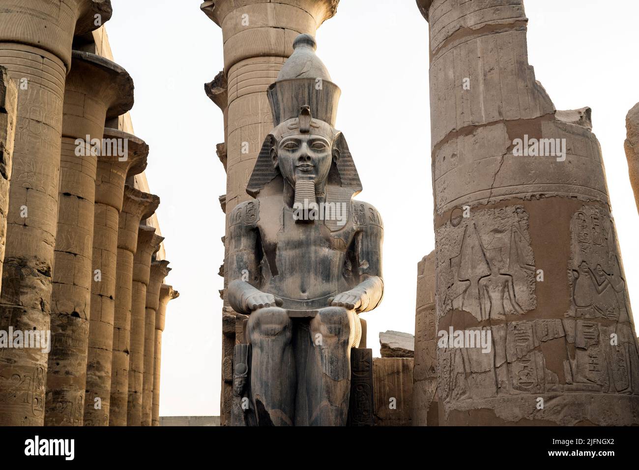 Statua del faraone Ramses II, Tempio di Luxor, Luxor, Governatorato di Luxor, Egitto Foto Stock