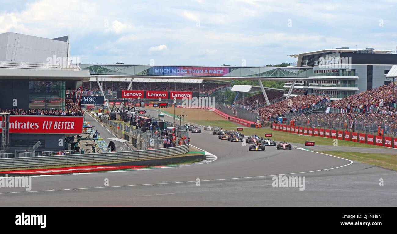 2022 Gran Premio di Formula uno britannico, crash alla prima curva, Farm Curve, danneggiando George Russell, Zhou Guanyu, Alexander Albon automobili, circuito di Silverstone Foto Stock