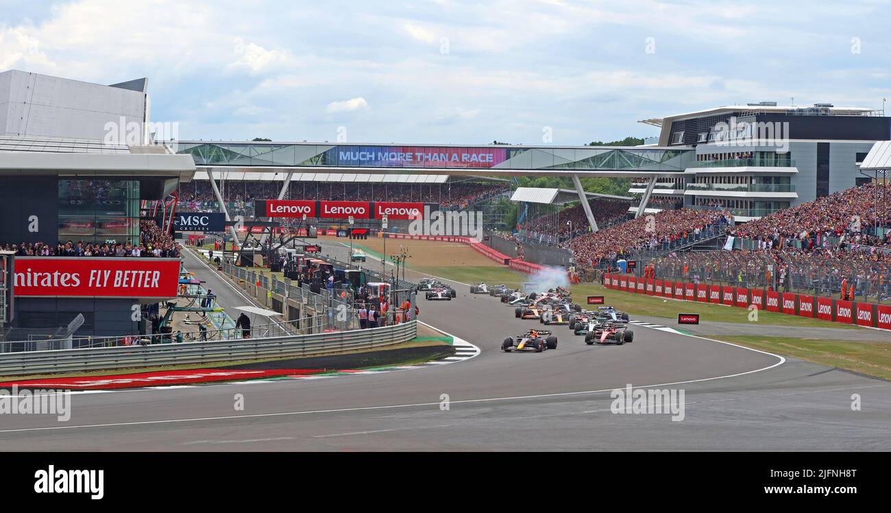 2022 Gran Premio di Formula uno britannico, crash alla prima curva, Farm Curve, danneggiando George Russell, Zhou Guanyu, Alexander Albon automobili, circuito di Silverstone Foto Stock