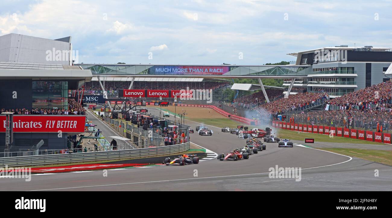 2022 Gran Premio di Formula uno britannico, crash alla prima curva, Farm Curve, danneggiando George Russell, Zhou Guanyu, Alexander Albon automobili, circuito di Silverstone Foto Stock