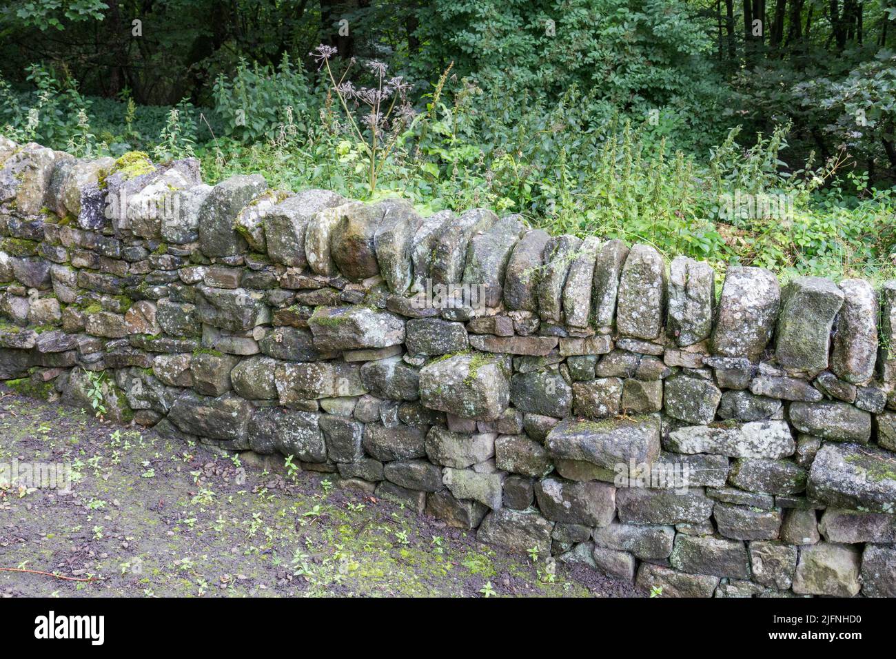 Esempio di un muro di pietra a secco Wensleydale Leyburn (arenaria, pietra calcarea e scisto), parte di una mostra di muratura a secco, Shibden Park, Halifax, Regno Unito. Foto Stock