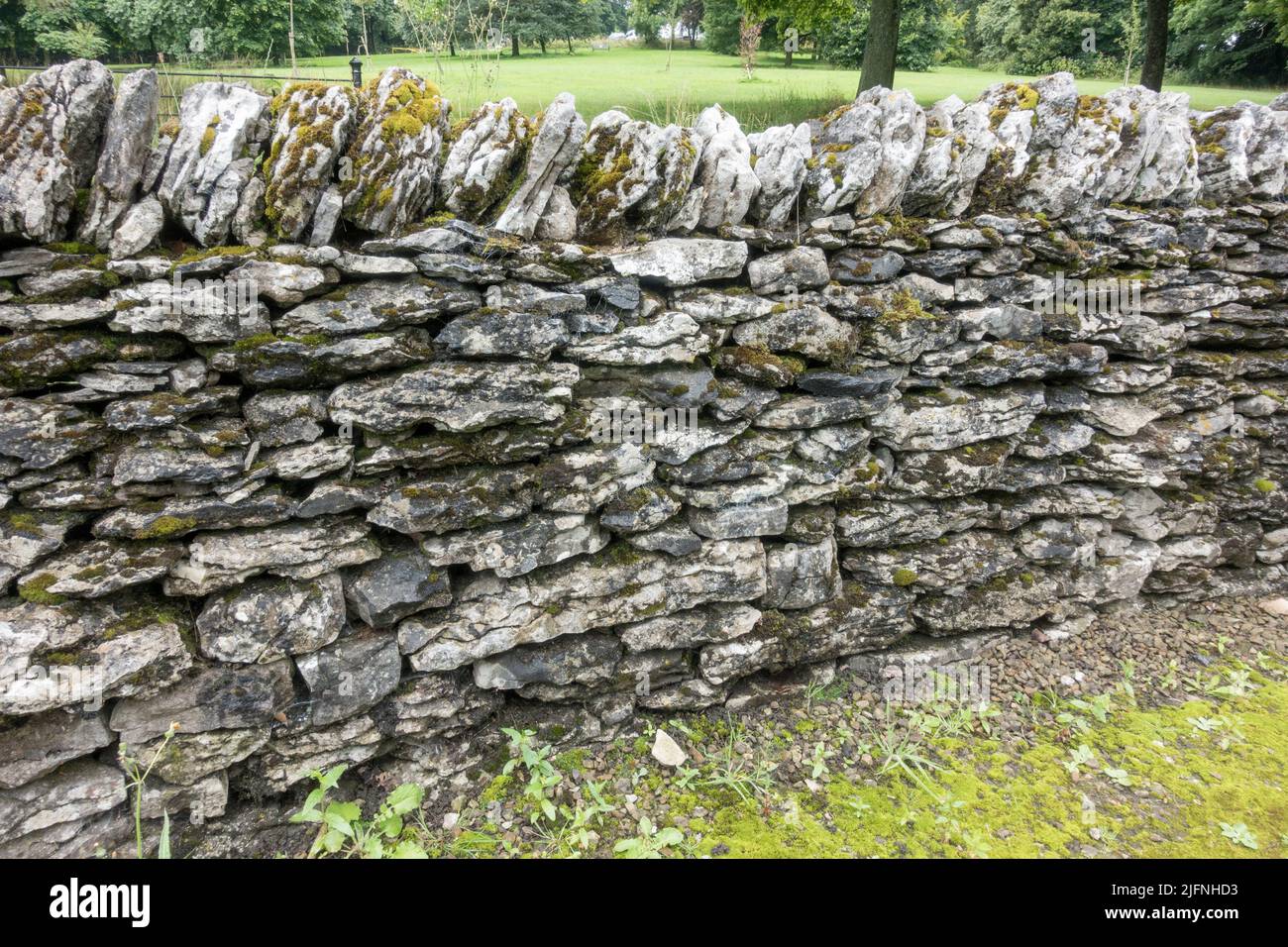 Esempio di un muro di pietra in pietra calcarea Yoredale Series, parte di una mostra di muri a secco in pietra, Shibden Park, Halifax, Yorkshire, Regno Unito. Foto Stock