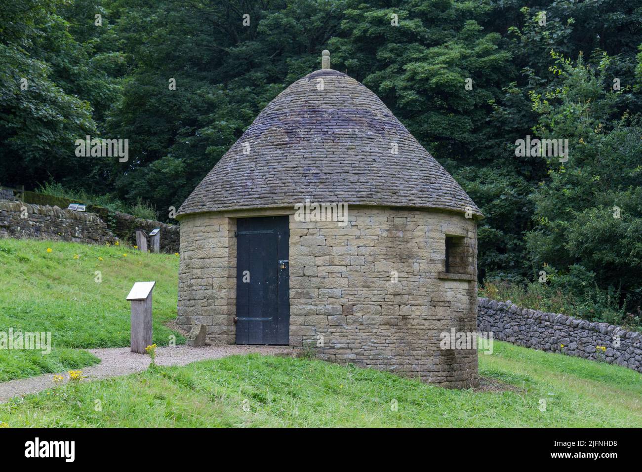 Esempio di capanna di pastori, parte di una mostra di muratura a secco, Shibden Park, Halifax, Yorkshire, Regno Unito. Foto Stock