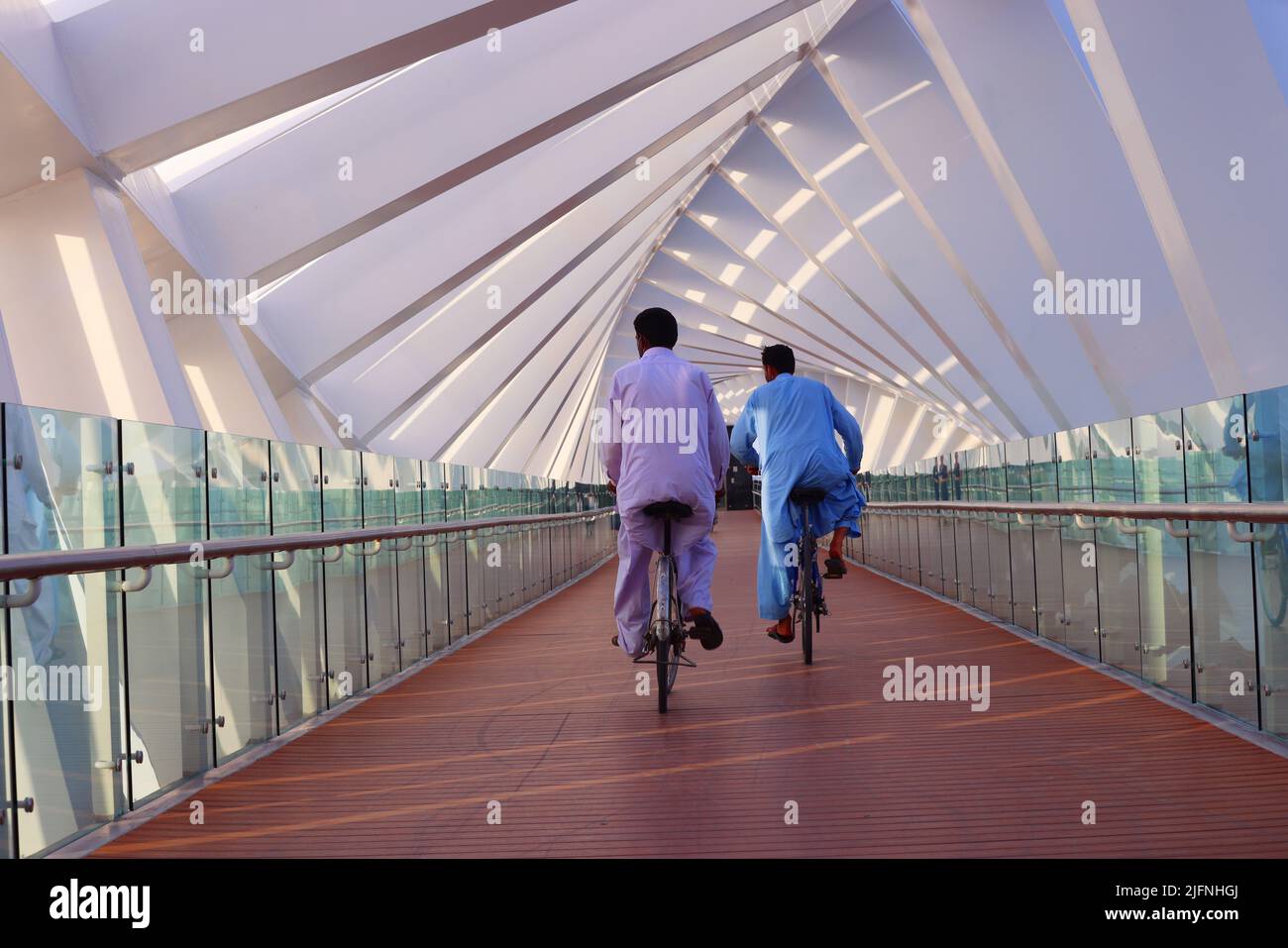 Brücke, canale di Dubai, Dubai Fußgängerbrücke, Dubai, Ponte Twisted, moderne Architektur, Atemberaubend, Aussicht, moderne Kunst in der Business Bay Foto Stock