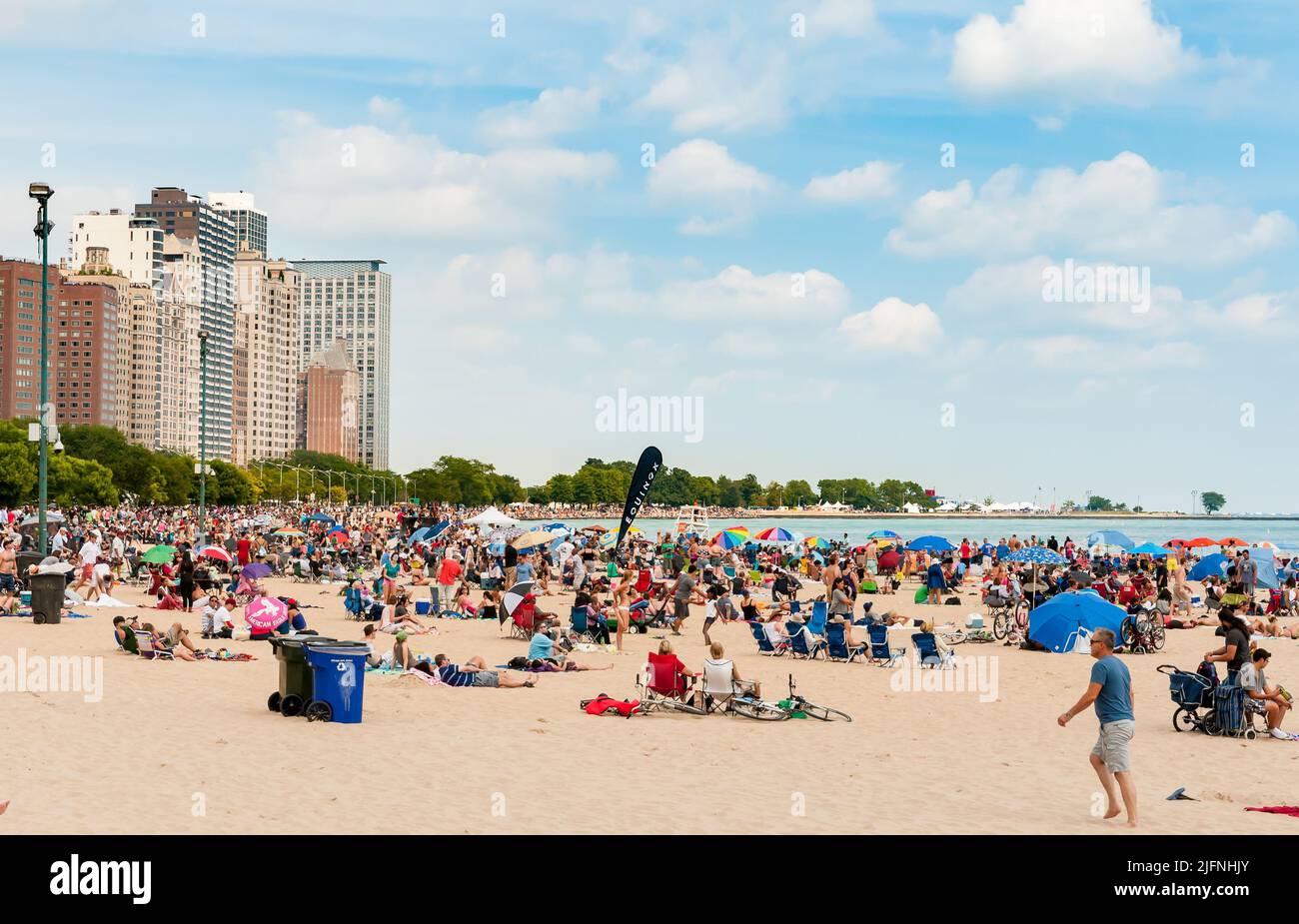 Chicago, Illinois, Stati Uniti d'America - 16 agosto 2014: La gente gode il tempo di estate alla spiaggia popolare di North Avenue a Chicago. Foto Stock