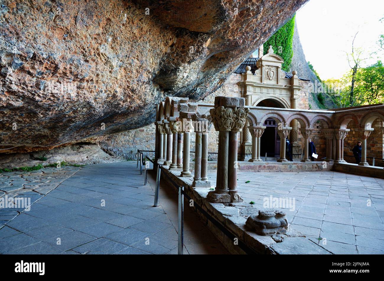 Chiostro del monastero di San Juan de la Peña. Il Real Monasterio de San Juan de la Peña è un complesso religioso nella città di Santa Cruz de la Serós, in Foto Stock