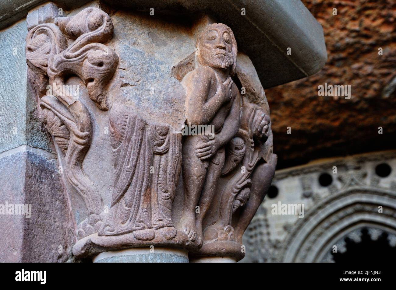 Capitale che mostra Adamo espulso dal paradiso. Chiostro del monastero di San Juan de la Peña. Il Real Monasterio de San Juan de la Peña è un compo religioso Foto Stock