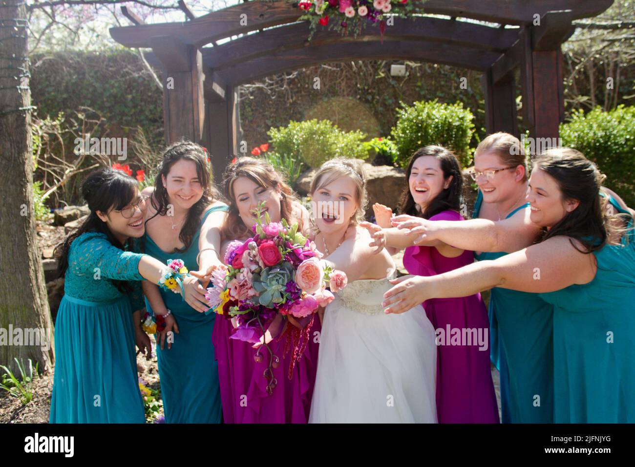 Bridesmaids vuole il bouquet della sposa. Chi lo otterrà? Foto Stock