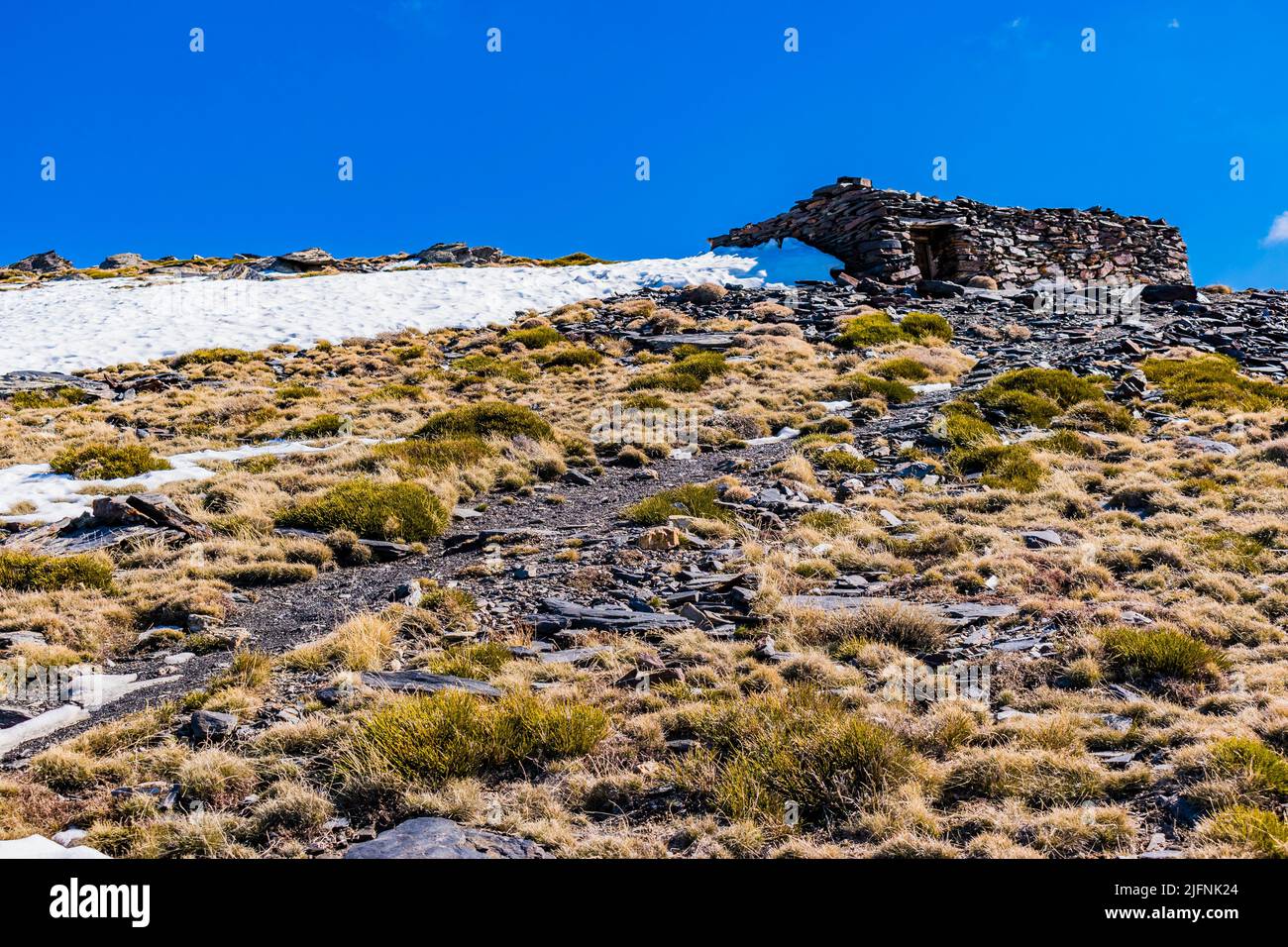 Chullo rifugio in rovina. El Chullo, con un'altitudine di 2.612 metri sul livello del mare, è la vetta più alta della provincia di Almería, in Spagna. È inte Foto Stock