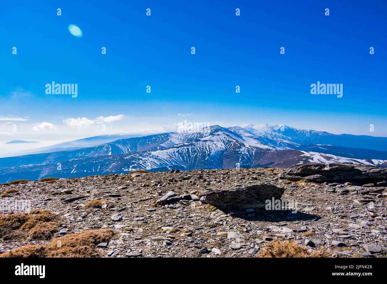 Dalla cima di Chullo che guarda ad ovest fino al crinale delle montagne della Sierra Nevada. El Chullo, con un'altitudine di 2.612 metri sul livello del mare, è l'h Foto Stock