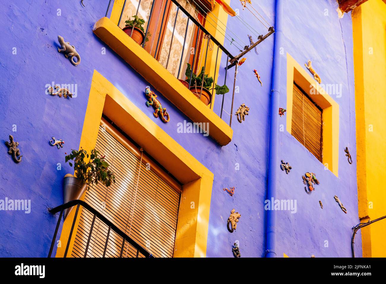 Lucertole come elementi decorativi su una facciata viola. Calatayud, Saragozza, Aragón, Spagna, Europa Foto Stock