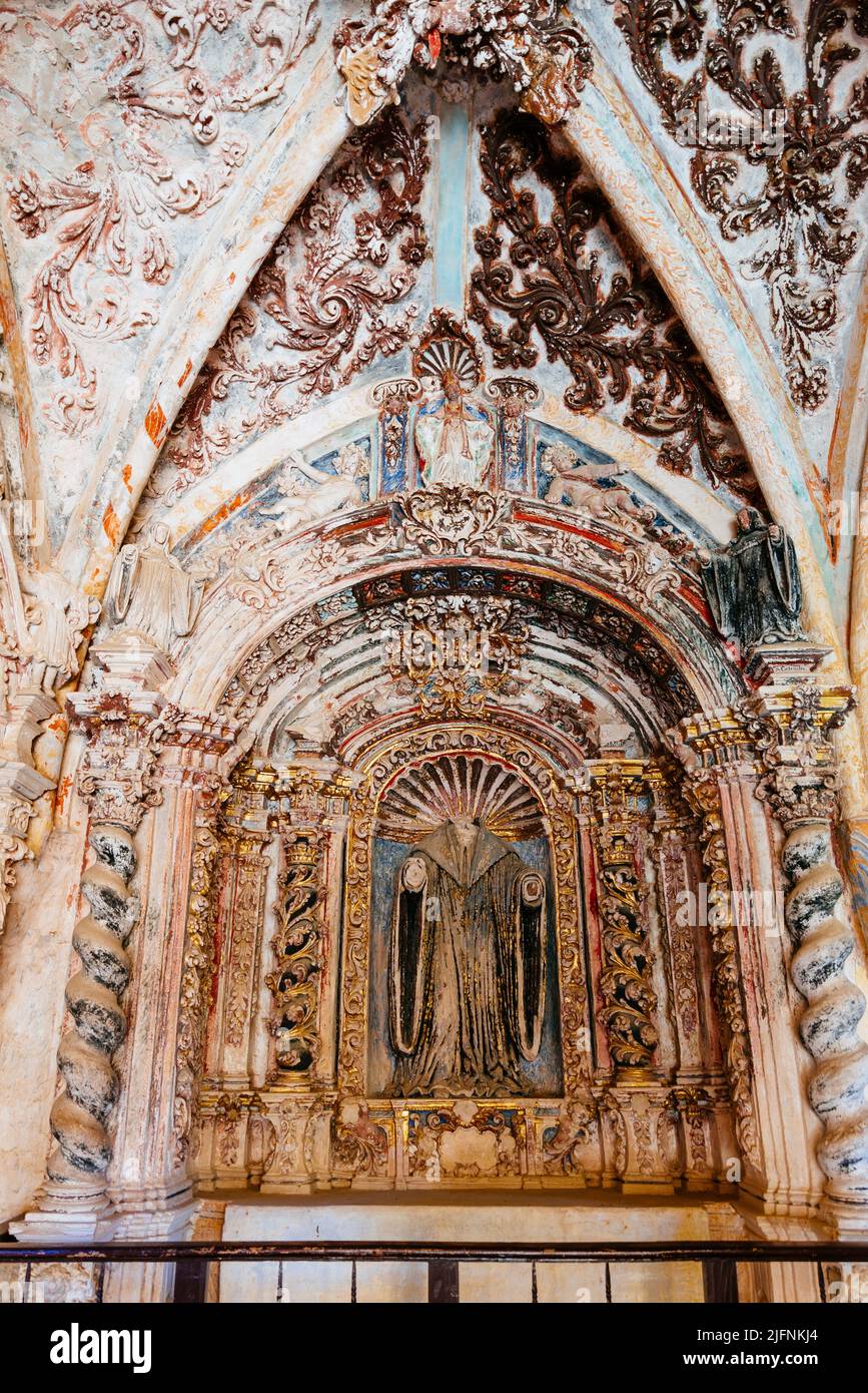 Dettaglio. Pala d'altare in legno policromo. Chiostro, architettura cistercense. Monasterio de Piedra, Nuévalos, Saragozza, Aragón, Spagna, Europa Foto Stock