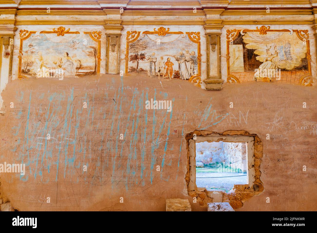 Resti di dipinti murali sulle pareti della chiesa. Rovine della chiesa principale del monastero. Monasterio de Piedra, Monastero di pietra, è un monastero, hote Foto Stock