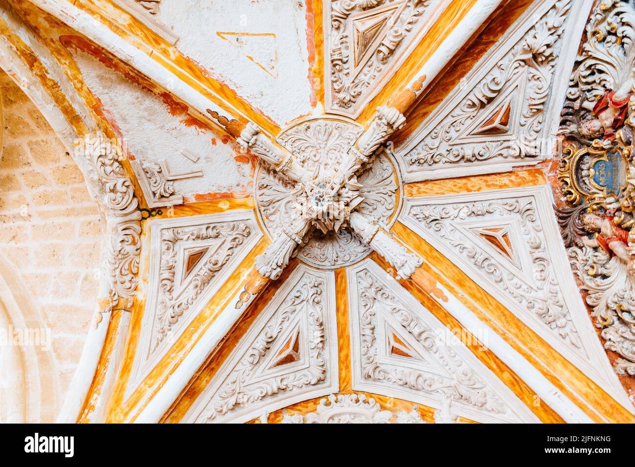 Dettaglio. Soffitto con ornamenti in gesso policromo. Chiostro, architettura cistercense. Monasterio de Piedra, Nuévalos, Saragozza, Aragón, Spagna, Europa Foto Stock