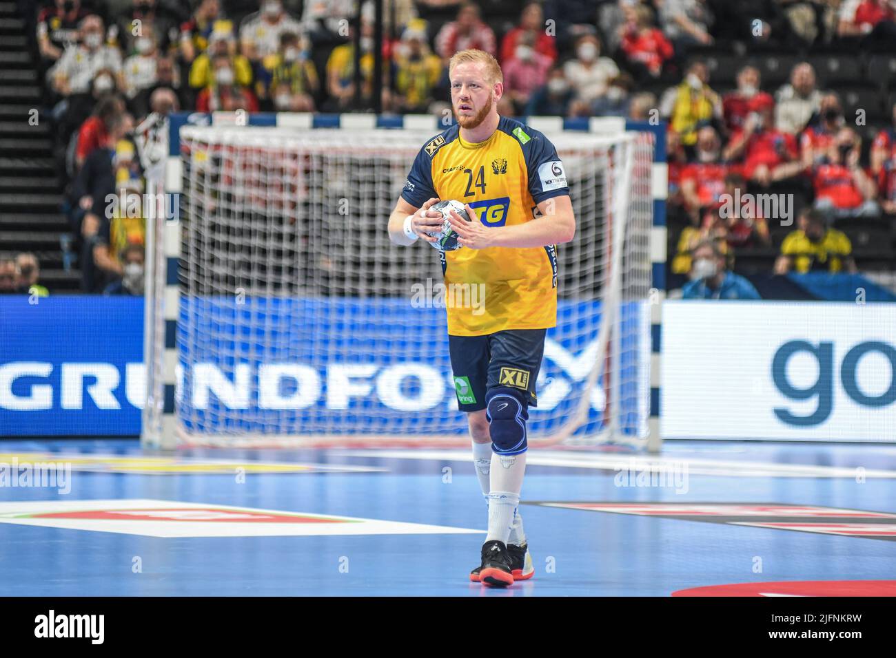 Jim Gottfridsson (Svezia) contro la Francia. EHF Euro 2022. Semifinale Foto Stock