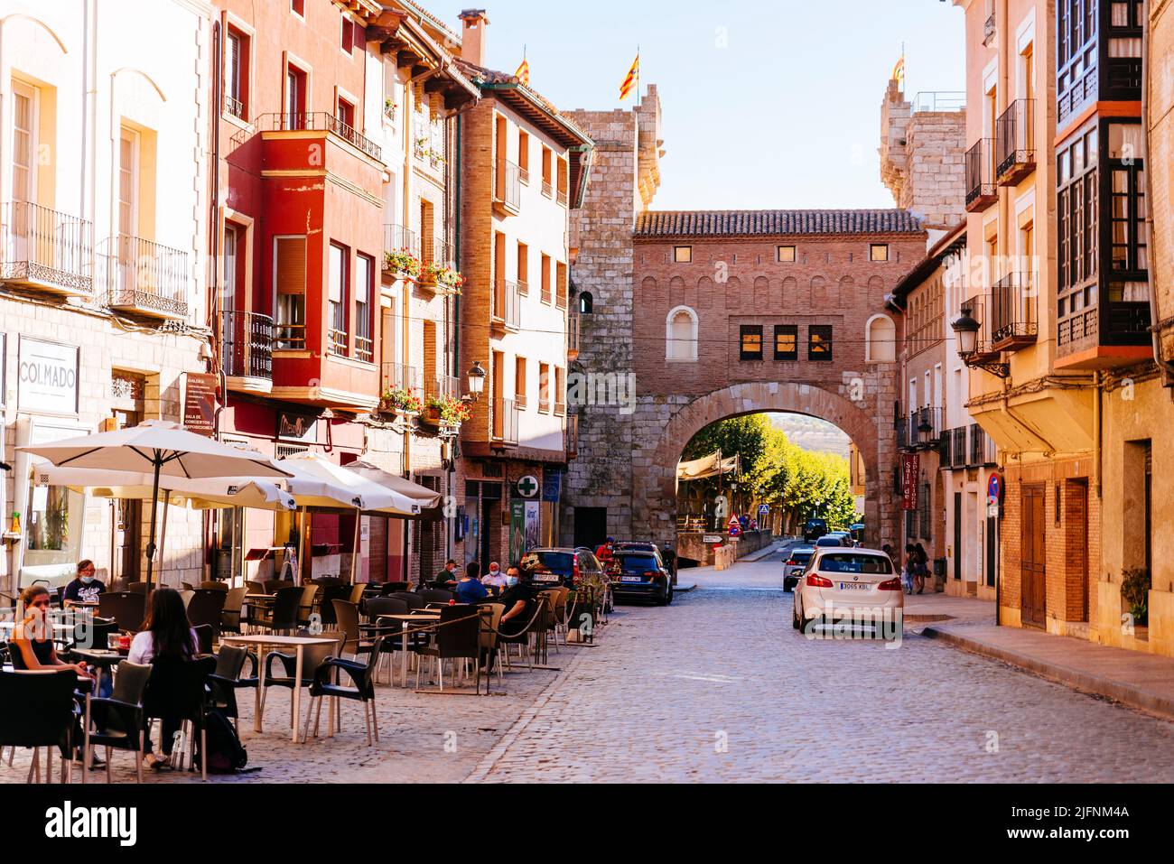 La strada acciottolata Calle Mayor, strada principale, sullo sfondo la Puerta Baja, porta inferiore, è una delle porte che dà accesso al recinto difensivo Foto Stock