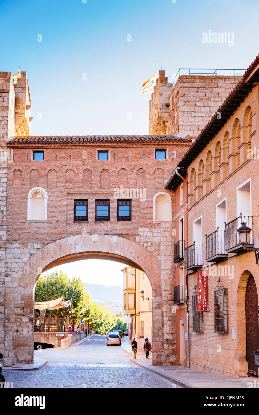 La Puerta Baja, porta inferiore, è una delle porte che dà accesso alla recinzione difensiva del muro di Daroca. È stato dichiarato un monume nazionale Foto Stock