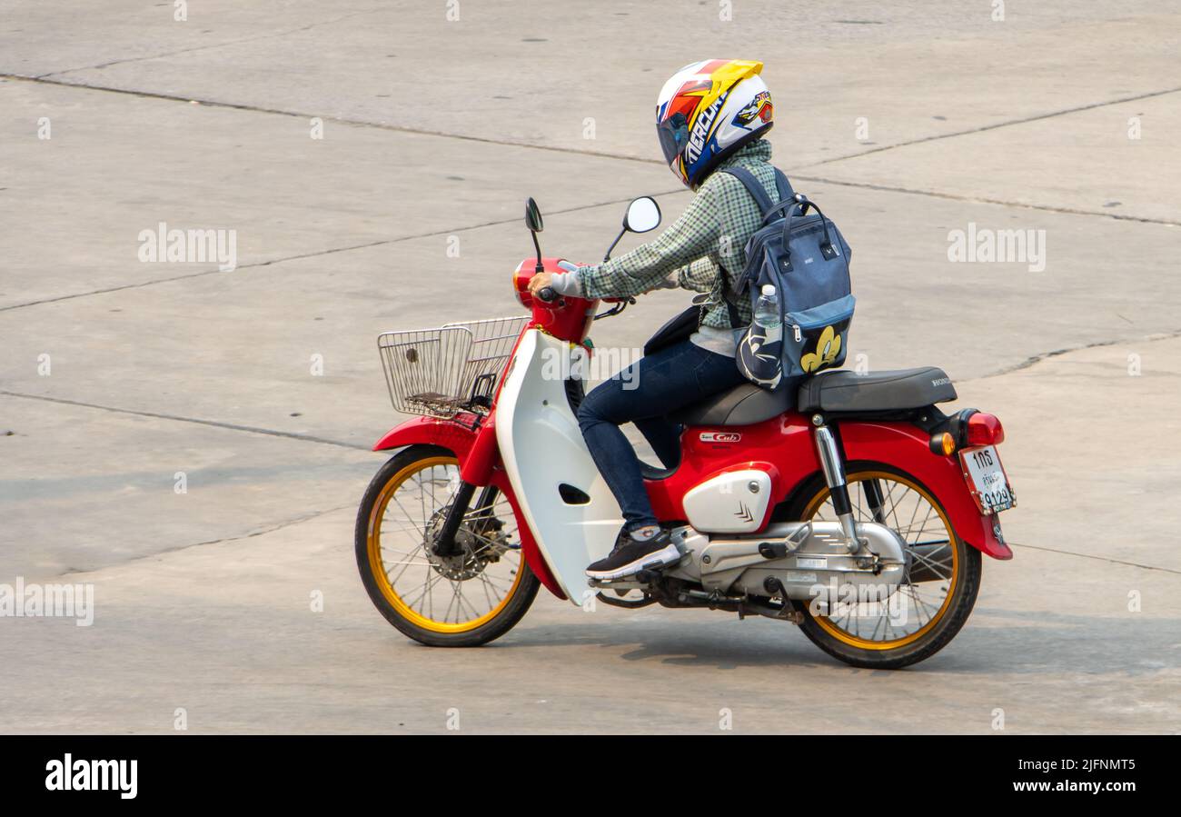 SAMUT PRAKAN, THAILANDIA, Apr 07 2022, una ragazza con casco ride una moto Foto Stock