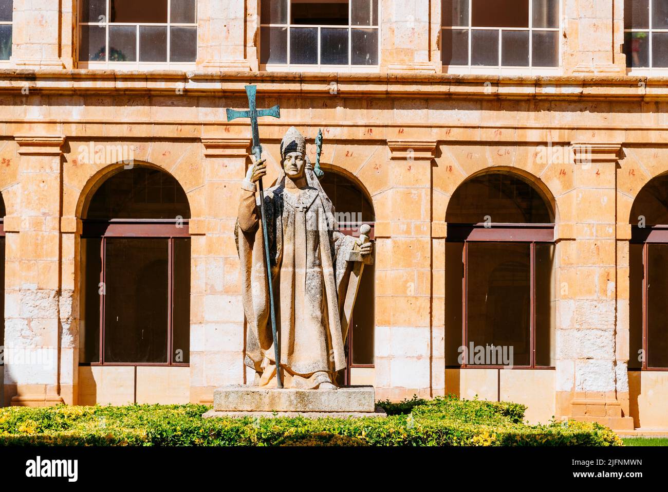 Sculture di San Martín de Finojosa e Rodrigo Jiménez de Rada. Claustro de la Hospedería - Chiostro della pensione. E 'stato costruito nel 1583 nel Foto Stock