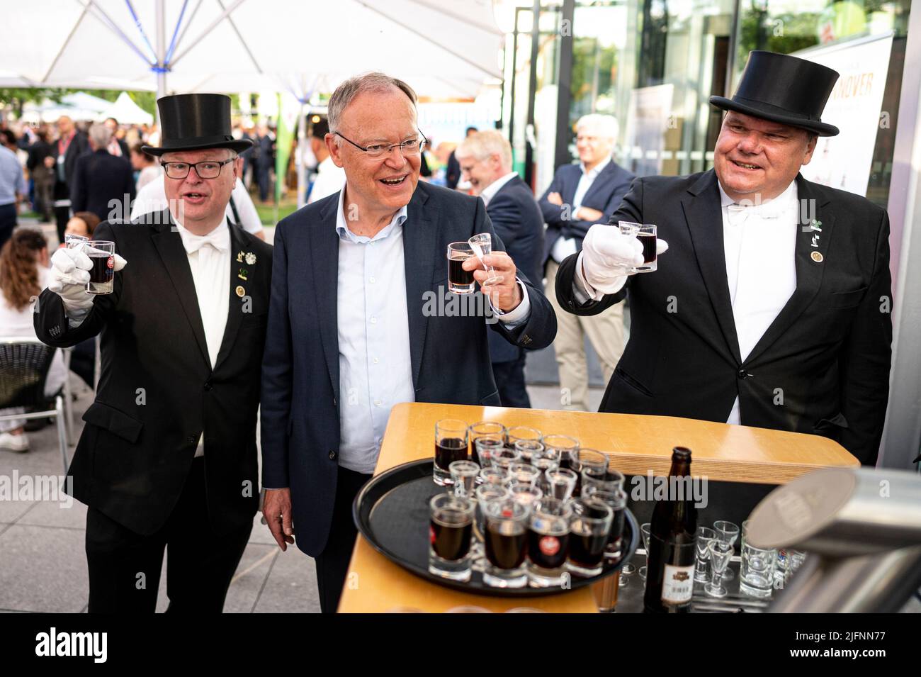 Berlino, Germania. 04th luglio 2022. Stephan Weil (SPD - M), ministro presidente della bassa Sassonia, si unisce a due uomini in top cappelli per un Lüttje Lage durante l'incontro estivo nella rappresentanza statale della bassa Sassonia. Credit: Fabian Sommer/dpa/Alamy Live News Foto Stock