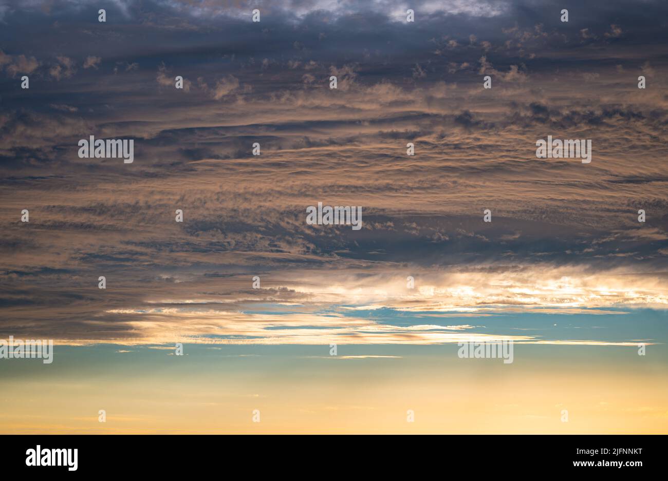 Immagine dettagliata di un cielo di colore pastello testurizzato nell'ora d'oro prima del tramonto Foto Stock