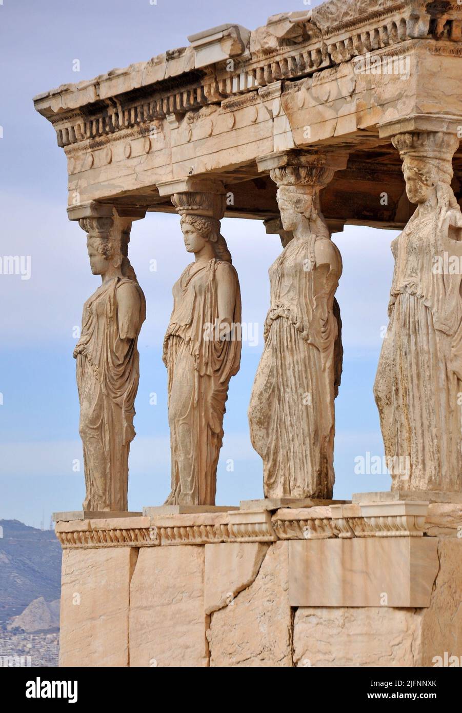 Un colpo verticale del portico dei Cariatidi in Acropoli, Atene, Grecia Foto Stock