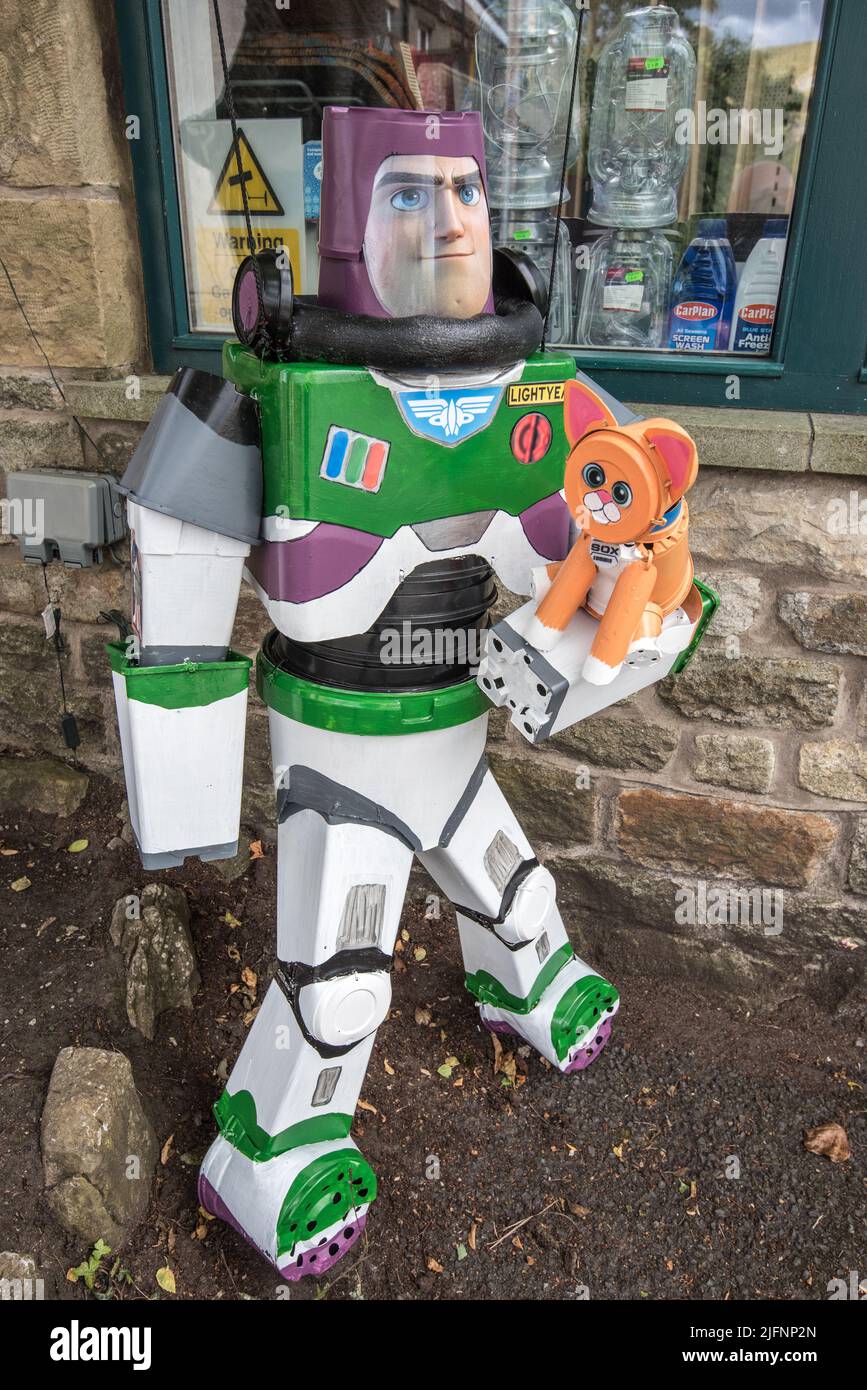 Fantastica costruzione di Buzz Lightyear e del suo gatto robot Sox al Settle Flowerpot Festival 2022, Yorkshire Dales National Park, North Yorkshire. Foto Stock