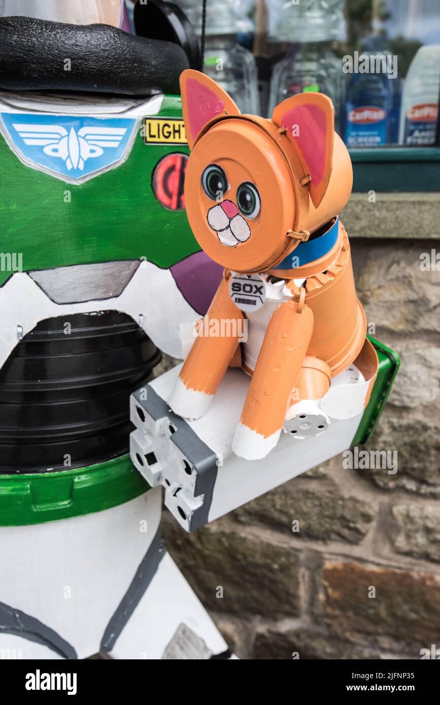 Fantastica costruzione di Buzz Lightyear e del suo gatto robot Sox al Settle Flowerpot Festival 2022, Yorkshire Dales National Park, North Yorkshire. Foto Stock