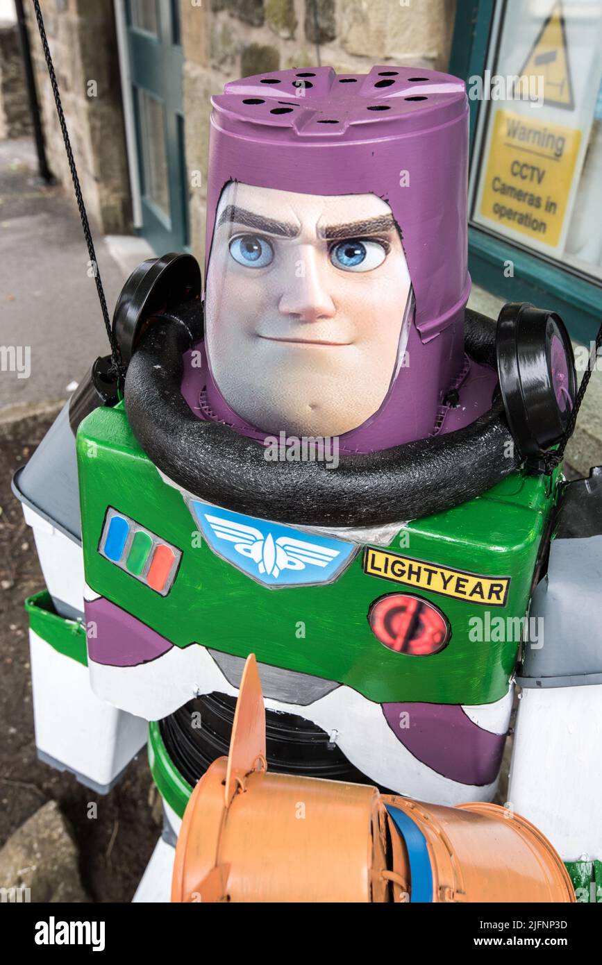 Fantastica costruzione di Buzz Lightyear e del suo gatto robot Sox al Settle Flowerpot Festival 2022, Yorkshire Dales National Park, North Yorkshire. Foto Stock